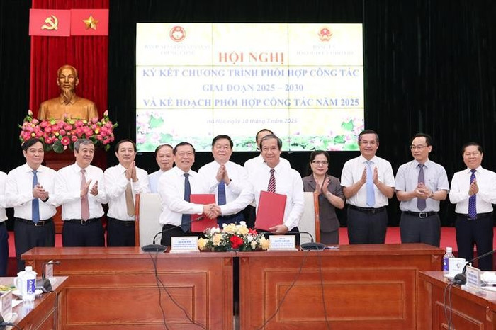 Ông Lại Xuân Môn, Phó Trưởng ban Thường trực Ban Tuyên giáo và Dân vận Trung ương và ông Nguyễn Kim Sơn, Bí thư Đảng ủy, Bộ trưởng Bộ Giáo dục và Đào tạo ký kết Chương trình phối hợp giữa Ban Tuyên giáo và Dân vận Trung ương và Đảng uỷ Bộ Giáo dục và Đào tạo giai đoạn 2025 – 2030. Ông Lại Xuân Môn, Phó Trưởng ban Thường trực Ban Tuyên giáo và Dân vận Trung ương và ông Nguyễn Kim Sơn, Bí thư Đảng ủy, Bộ trưởng Bộ Giáo dục và Đào tạo ký kết Chương trình phối hợp giữa Ban Tuyên giáo và Dân vận Trung ương và Đảng uỷ Bộ Giáo dục và Đào tạo giai đoạn 2025 – 2030.