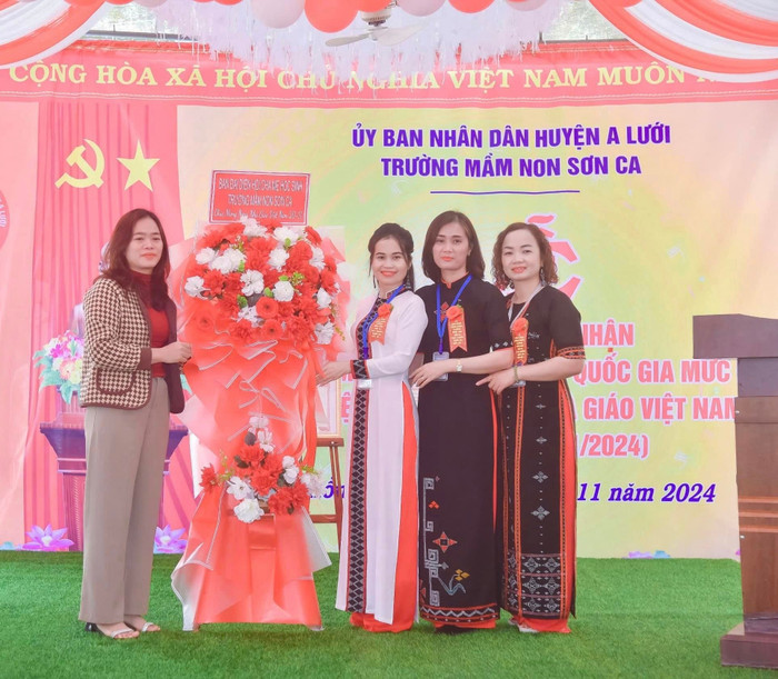 Cô Hồ Thị Mỹ Trang - Phó Hiệu trưởng Trường Mầm non Sơn Ca (đứng thứ 2 từ phải sang) trong buổi công nhận trường mầm non đạt chuẩn quốc gia mức độ 1. Ảnh: Website Trường. 467125737-525333603831426-8759387953157714190-n.jpg