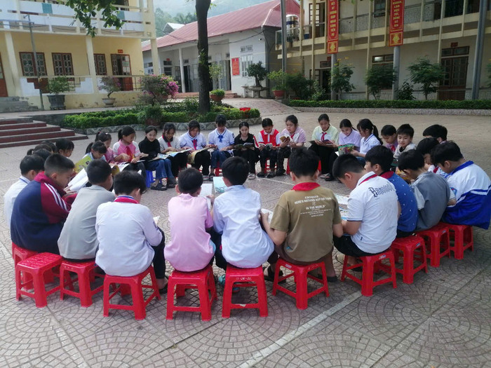 Các em học sinh Trường Tiểu học Thị trấn Sông Mã vui vẻ đến trường. Ảnh: NTCC 491917951-646425201548291-8583614361693423819-n.jpg