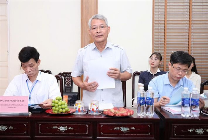 Thầy Nguyễn Văn Thư, Hiệu trưởng Trường Trung học phổ thông Nguyễn Tất Thành thông tin tại buổi làm việc. ct3.jpg