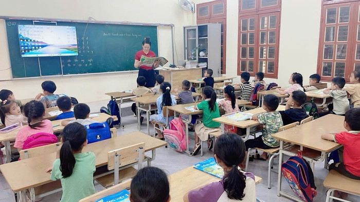 Nhà xuất bản Giáo dục Việt Nam trao tặng sách giáo khoa giúp các em học sinh Trường Tiểu học Nguyễn Trãi yên tâm học tập Ảnh: NTCC thnt-chuan-bi-nhm.jpg