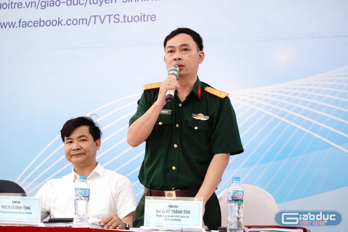 Đại tá Đỗ Thành Tâm - Thư ký Ban tuyển sinh quân sự, Bộ Quốc phòng cung cấp thông tin tại buổi tư vấn. Ảnh: Ngọc Huyền gdvn-dai-ta.jpg