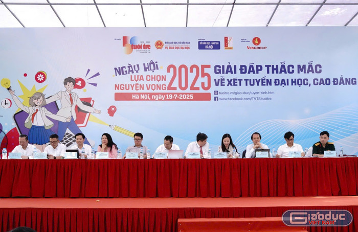 Ban tư vấn tham gia Ngày hội lựa chọn nguyện vọng 2025. Ảnh: Ngọc Huyền gdvn-toancanh.jpg