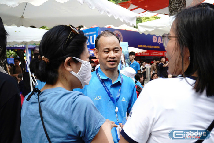 Phụ huynh trao đổi với giảng viên Trường Đại học CMC về ngành học. Ảnh: Ngọc Huyền gdvn-cmc3.jpg