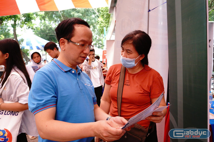 Phó Giáo sư Tiến sĩ Phạm Tiến Đức - Phó Trưởng phòng, Phòng Đào tạo, Trường Đại học Khoa học Tự nhiên (Đại học Quốc gia Hà Nội) trao đổi với phụ huynh tại buổi tư vấn. Ảnh: Ngọc Huyền gdvn-thd.jpg