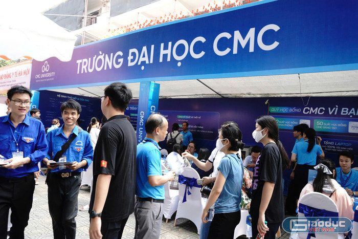 Gian tư vấn của Trường Đại học CMC đông kín học sinh, phụ huynh đến tìm hiểu. Ảnh: Ngọc Huyền gdvn-cmc2.jpg
