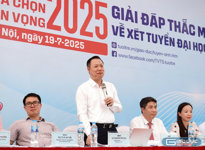 Giáo sư, Tiến sĩ Nguyễn Tiến Thảo giải đáp các thắc mắc của phụ huynh tại phiên tư vấn. Ảnh: Ngọc Huyền gdvn-vt.jpg