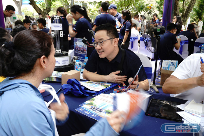 Phụ huynh tìm hiểu về các ngành học để hỗ trợ con đăng ký nguyện vọng tại gian tư vấn Đại học Phenikaa. Ảnh: Ngọc Huyền gdvn-phenikaa.jpg