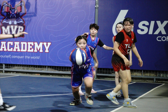 Cầu thủ đội MVP dẫn bóng với tốc độ cao. mvp8-1189.jpg