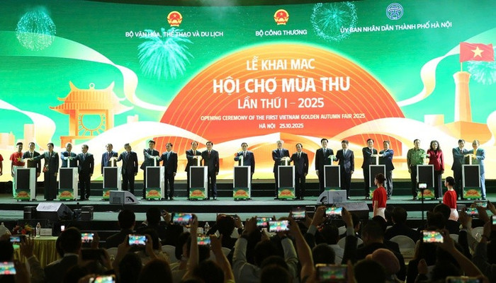 Thủ tướng và các đại biểu thực hiện nghi thức khai mạc Hội chợ. Ảnh: VGP/Nhật Bắc. z7155282815180df473157222fe7fa3d104e401fcf7f57-1761401079689848649479.jpg