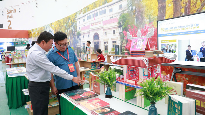 Ông Nguyễn Ngọc Bảo - Phó Cục trưởng Cục Xuất bản, In và Phát hành (áo xanh) cùng ông Ngô Văn Hoan - Phó Tổng Giám đốc Nhà xuất bản Giáo dục Việt Nam đến tham quan gian hàng. Ảnh: Công Duy z7153998262905-138e9ddca752c5854b43f56a9888ddd3.jpg