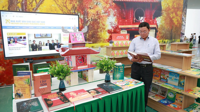 Ông Ngô Văn Hoan chia sẻ về nỗ lực của đơn vị trong việc lan tỏa tri thức, đổi mới công nghệ xuất bản và thúc đẩy văn hóa đọc trong cộng đồng. Ảnh: Công Duy z7153998278274-ef9da489c0ae61bc643d4d4fc1249806.jpg