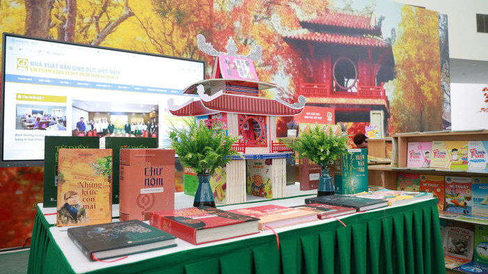 Mô hình Khuê Văn Các tại gian hàng của Nhà xuất bản Giáo dục Việt Nam. Ảnh: Công Duy z7153998278052-ff08b6b4bda28488ea118cf9d497c69f.jpg