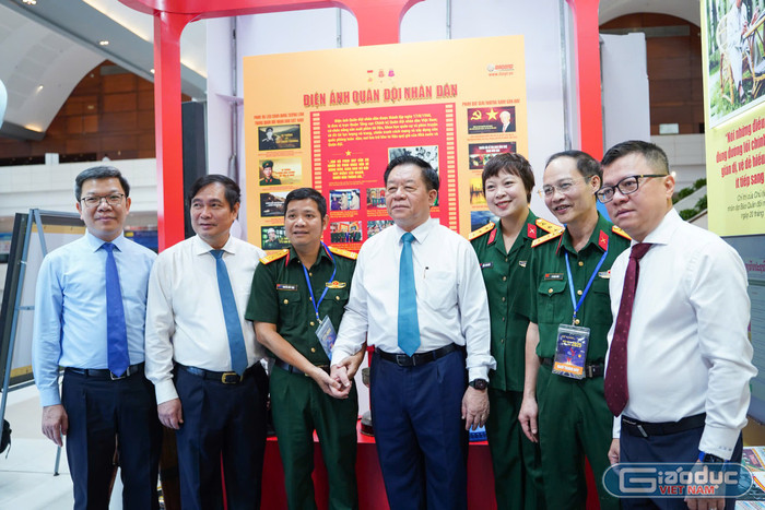 Đại biểu chụp ảnh lưu niệm tại gian trưng bày của Báo Quân đội nhân dân. gdvn-tham-quna.jpg
