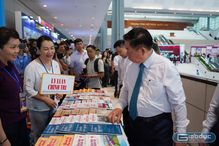 Các đại biểu đi thăm gian hàng trưng bày của các cơ quan báo chí. gdvn-sfjs.jpg