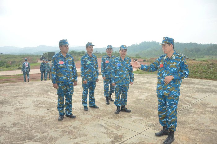 Thiếu tướng Hà Xuân Trường - Giám đốc Học viện Phòng không quân trao đổi cùng các khung trong diễn tập. hv-pk-kq-1.jpg