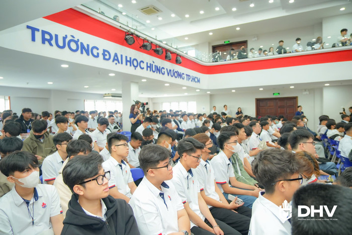 Sinh viên Trường Đại học Hùng Vương Thành phố Hồ Chí Minh dự lễ khai giảng. z6980716913944-1364a4ccf7f362d6ece550832b82f0be.jpg