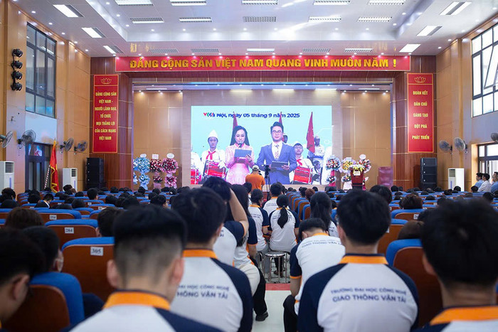 Toàn cảnh buổi lễ khai giảng tại điểm cầu Trường Đại học Công nghệ Giao thông Vận tải, Hà Nội. z6979654172938-5c38b2b05ad255333e3f0224d1cfdf44.jpg