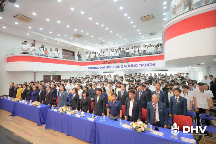 Nghi lễ Chào cờ tại Trường Đại học Hùng Vương Thành phố Hồ Chí Minh. z6980713660061-ef7716687ad7cbc9dfe57e203450432e.jpg