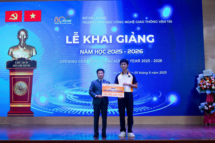 Phó Giáo sư, Tiến sĩ Nguyễn Hoàng Long - Hiệu trưởng Nhà trường trao tặng học bổng toàn phần cho sinh viên Nguyễn Hữu Phước có hoàn cảnh đặc biệt. z6979654177405-b77c2136d1aa6457b073ce52fc6cabd8.jpg