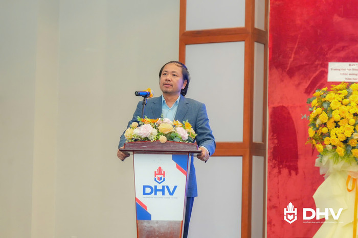 Tiến sĩ Trần Việt Anh - Phó Chủ tịch Thường trực Hội đồng Trường, Phó Hiệu trưởng Phụ trách Trường chia sẻ tại buổi lễ. z6980716588447-119623ae75cea61258c293465e15f413.jpg