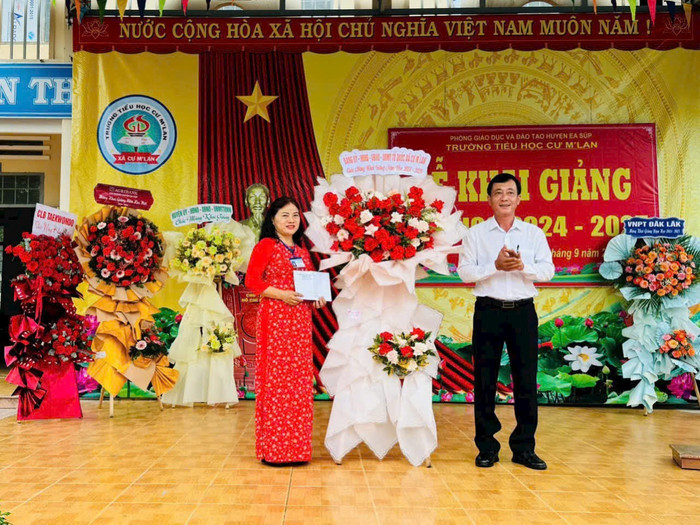 Cô Lê Thị Thủy - Hiệu trưởng Trường Tiểu học Cư M'lan. Ảnh: Website 1000008637.jpg