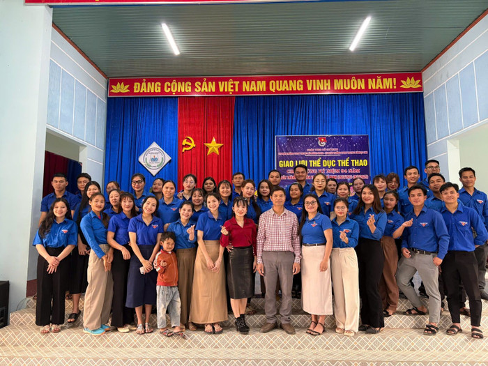 Thầy A Kim (áo sơ mi sọc) - Phó Hiệu trưởng Trường Phổ thông dân tộc bán trú Tiểu học và Trung học cơ sở xã Ngọc Linh. Ảnh: Website 1000008639.jpg