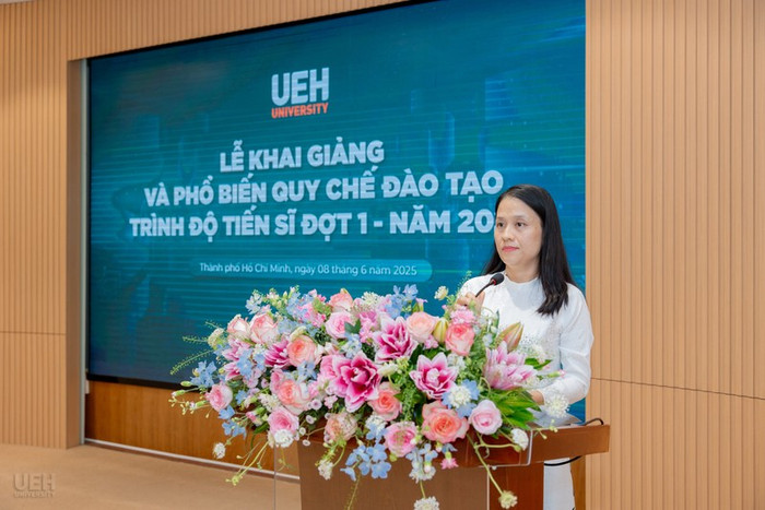 Tiến sĩ Đinh Thị Thu Hồng - Phó Trưởng Ban thường trực Ban Đào tạo, Đại học Kinh tế Thành phố Hồ Chí Minh. Ảnh: Website Trường. 20250609040236-le-khai-giang-va-pho-bien-quy-che-tuyen-sinh-dao-tao-trinh-do-tien-si-dot-1-nam-2025-3.jpg