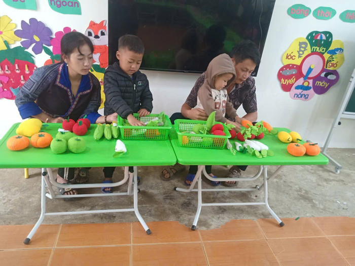 Buổi sinh hoạt câu lạc bộ cha mẹ - kết hợp giữa nhà trường và phụ huynh trong việc chăm sóc, giáo dục trẻ tại Trường Mầm non Khau Phạ. Ảnh: NTCC 022.jpg