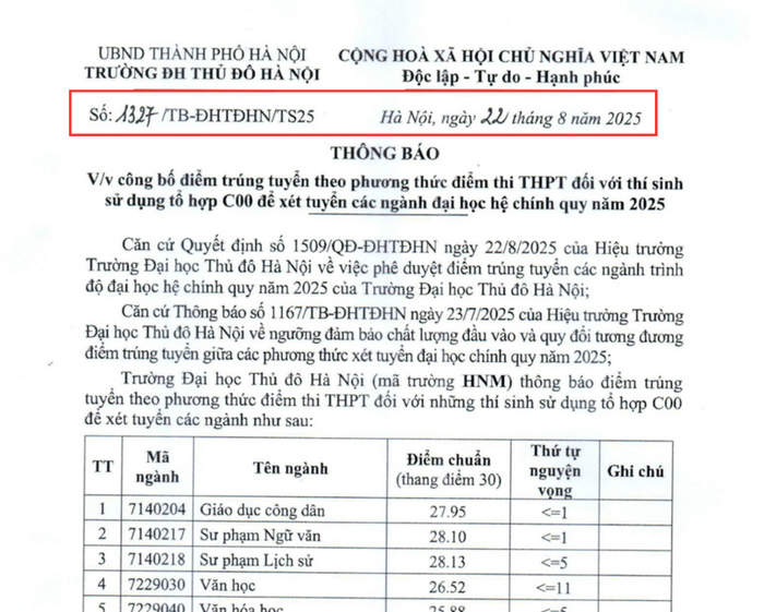 Thông báo thứ 2 về điểm trúng tuyển đối với thí sinh xét tuyển bằng tổ hợp C00 được ký cùng ngày với văn bản số 1324. Ảnh chụp màn hình. app-3.png