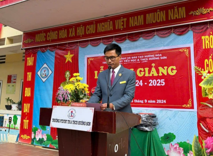Thầy Nguyễn Đình Sâm - Hiệu trưởng Trường phổ thông dân tộc bán trú tiểu học và trung học cơ sở Hướng Sơn. Ảnh: Website Trường image44-403.jpg