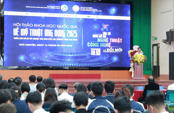 Các diễn giả trình bày trong hội thảo. z6915402159822-21a0d1d42aecb793f1b39ee0aa73f9f7-7118.jpg