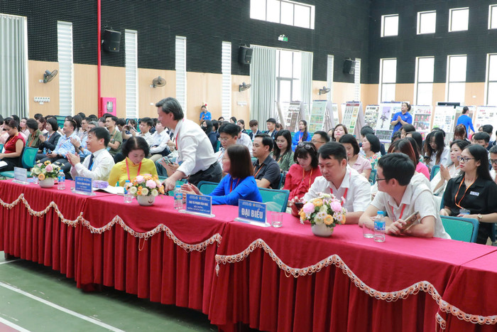 Toàn cảnh hội thảo. z6915402251401-0097198ff36e2050a228a6668600ad67.jpg
