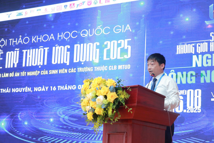 Phó Giáo sư, Tiến sĩ Phùng Trung Nghĩa - Hiệu trưởng Trường Đại học Công nghệ Thông tin và Truyền thông (Đại học Thái Nguyên) chia sẻ tại hội thảo. z6915402159683-24ef82cd43d480d8080d15026486fe70.jpg