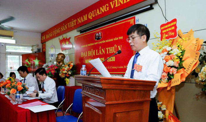 Thầy Nguyễn Tiến Đức - Phó Hiệu trưởng Trường Trung học phổ thông chuyên Hoàng Văn Thụ (phường Hoà Bình, tỉnh Phú Thọ). Ảnh: NTCC 508051729-1054468226780595-3897327232369134889-n.jpg