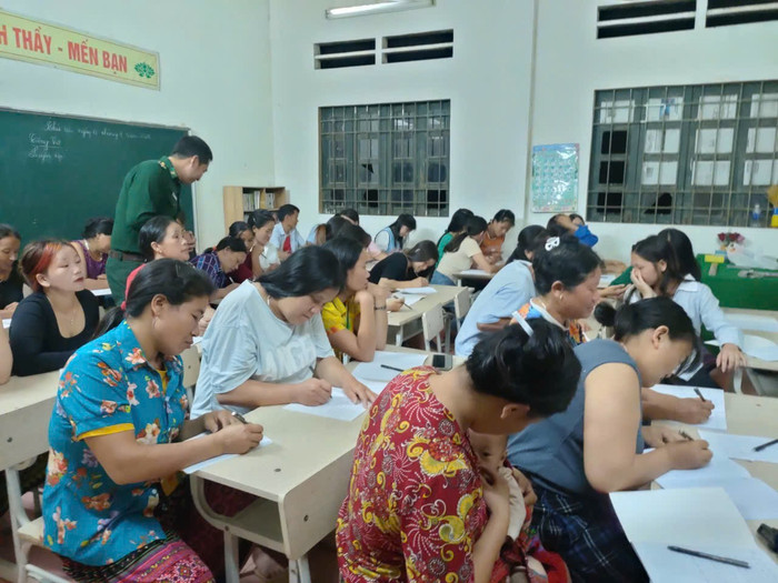 Lớp học có học viên ở nhiều độ tuổi, thậm chí cả những em bé còn đang bú mẹ cũng theo mẹ đến lớp xóa mù chữ. Ảnh: NVCC z7133868661906-fd63ed24f8465cbe322ff8c24e8842f5.jpg