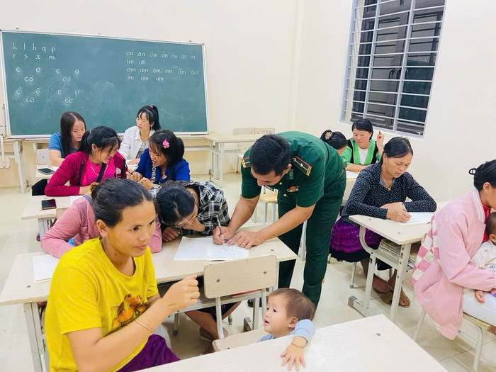 Lớp học sáng đèn mỗi tối, nhiều học viên đem theo con tới lớp. Ảnh: NVCC z7133849337281-2081c6be02069f39abce47ce50b94048.jpg