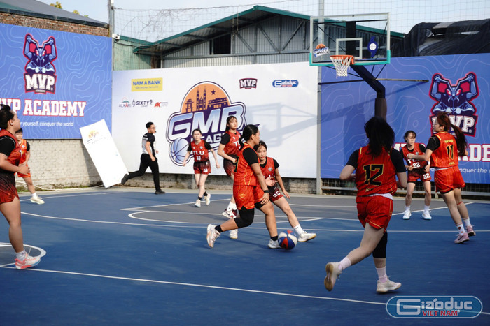 Đội Dragon Hoops liên tục ghi điểm và tạo cách biệt điểm số lớn với đối thủ. gdvn-drg9.jpg