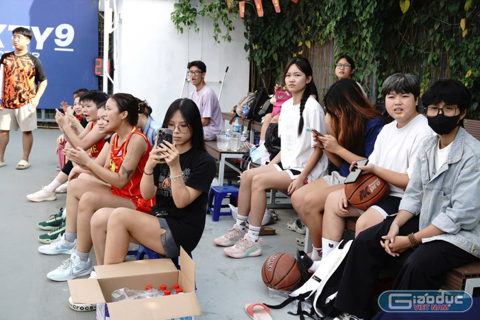 Bạn Minh Chi (áo trắng tết tóc ngồi trên ghế khán giả) hồi hộp theo dõi trận đấu. gdvn-drg6.jpg