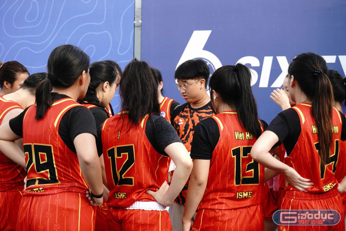 Huấn luyện viên và các cầu thủ đội Dragon Hoops hội ý. gdvn-drg1.jpg