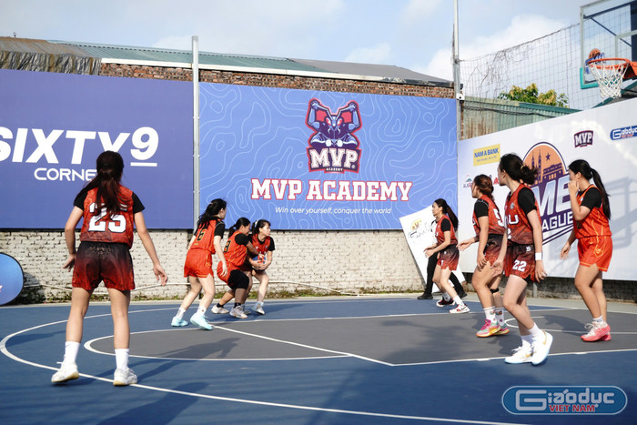 Đội Dragon Hoops duy trì nhịp tấn công, trong khi các nữ cầu thủ TLU liên tục bám sát đối thủ. gdvn-drg3.jpg