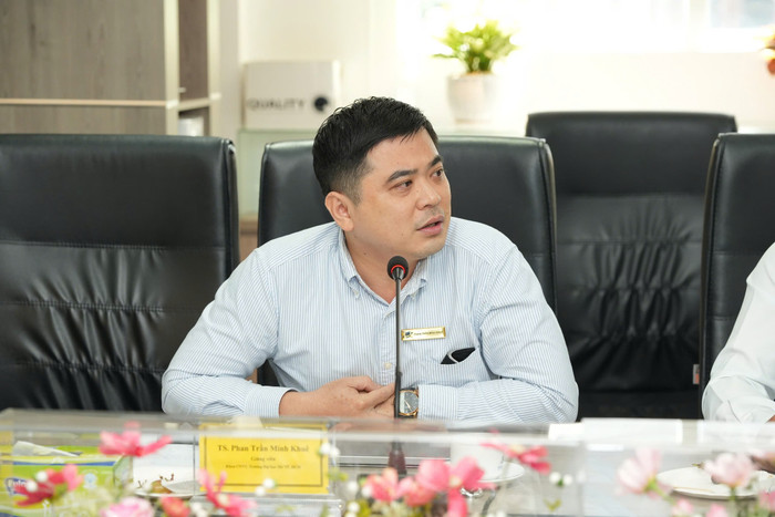 Tiến sĩ Phan Trần Minh Khuê - Giảng viên Trường Đại học Mở Thành phố Hồ Chí Minh trình bày tham luận. 1gv.jpg