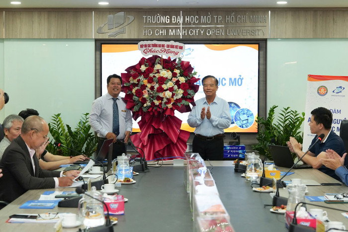 Thạc sĩ Phạm Ngọc Lan đại diện Hiệp hội Các trường đại học, cao đẳng Việt Nam tặng hoa đến Câu lạc bộ Giáo dục Mở. 04.jpg