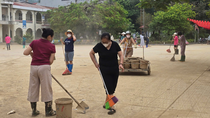 Giáo viên Trường Tiểu học Hợp Giang dọn dẹp bùn đất sau khi cơn lũ đi qua. z7142733307868-569eb490efb888efa15885071dada3e8.jpg