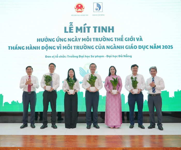 Phó Giáo sư, Tiến sĩ Võ Văn Minh - Hiệu trưởng Trường Đại học Sư phạm (Đại học Đà Nẵng) tặng cây lưu niệm cho các đại biểu tham dự Lễ mít tinh. Phó Giáo sư, Tiến sĩ Võ Văn Minh - Hiệu trưởng Trường Đại học Sư phạm (Đại học Đà Nẵng) tặng cây lưu niệm cho các đại biểu tham dự Lễ mít tinh.