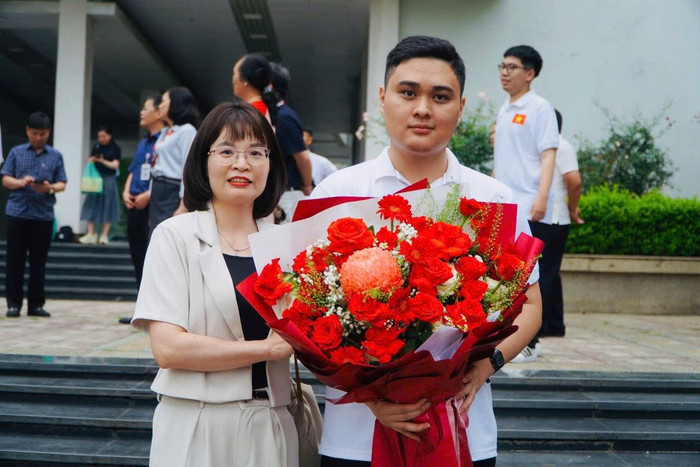 Cô Đinh Thị Xoan - giáo viên chủ nhiệm chụp cùng em Đỗ Trung Kiên sau khi Kiên trở về từ Uzbekistan. Ảnh: NVCC 503849848-1292819509515908-7909111576211361442-n.jpg