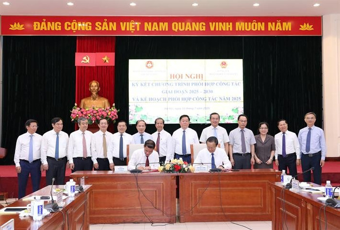 Ông Vũ Thanh Mai, Phó Trưởng Ban Tuyên giáo và Dân vận Trung ương và ông Phạm Ngọc Thưởng, Phó Bí thư Đảng ủy, Thứ trưởng Thường trực Bộ Giáo dục và Đào tạo ký kết Kế hoạch phối hợp công tác năm 2025. Ông Vũ Thanh Mai, Phó Trưởng Ban Tuyên giáo và Dân vận Trung ương và ông Phạm Ngọc Thưởng, Phó Bí thư Đảng ủy, Thứ trưởng Thường trực Bộ Giáo dục và Đào tạo ký kết Kế hoạch phối hợp công tác năm 2025.