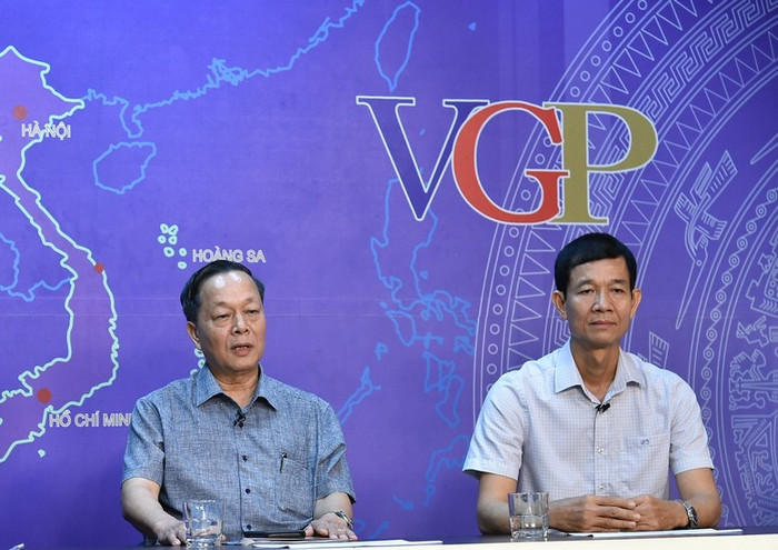 Giáo sư, Tiến sĩ Nguyễn Xuân Yêm (trái) và Phó Giáo sư, Tiến sĩ Hoàng Đình Phi chia sẻ quan điểm về kiểm định chất lượng đại học tại Tọa đàm. Ảnh: VGP/Dương Tuấn Giáo sư, Tiến sĩ Nguyễn Xuân Yêm (trái) và Phó Giáo sư, Tiến sĩ Hoàng Đình Phi chia sẻ quan điểm về kiểm định chất lượng đại học tại Tọa đàm. Ảnh: VGP/Dương Tuấn