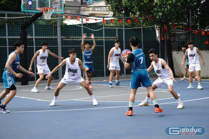 Cả hai đội nhập cuộc với quyết tâm cao độ. gdvn-hnue11.jpg