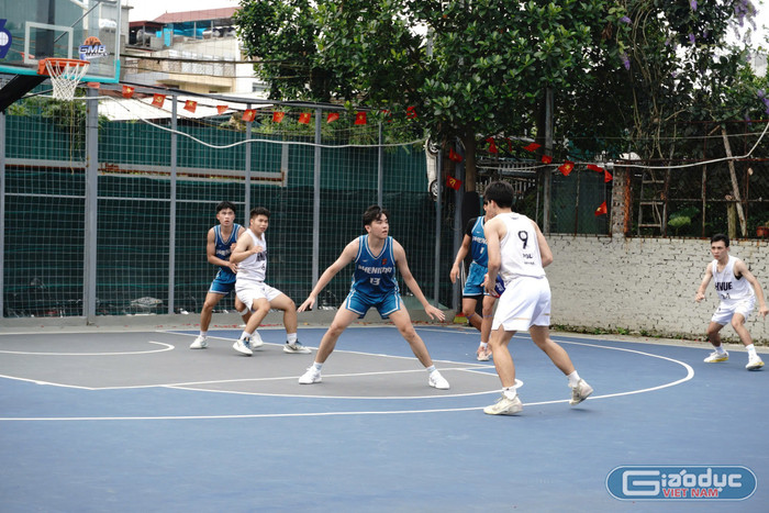 Hiệp 4 là màn rượt đuổi vô cùng nghẹt thở. gdvn-hnue4.jpg